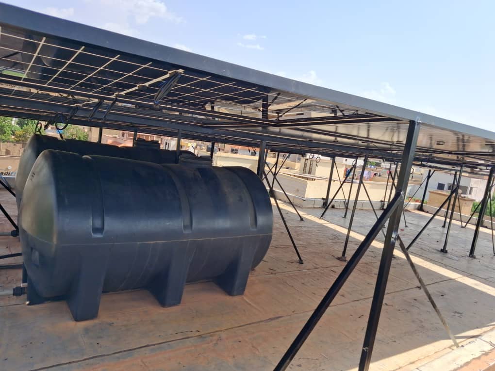 Salle technique avec onduleurs solaires