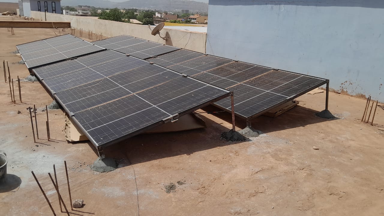 Panneaux solaires sur toiture résidentielle
