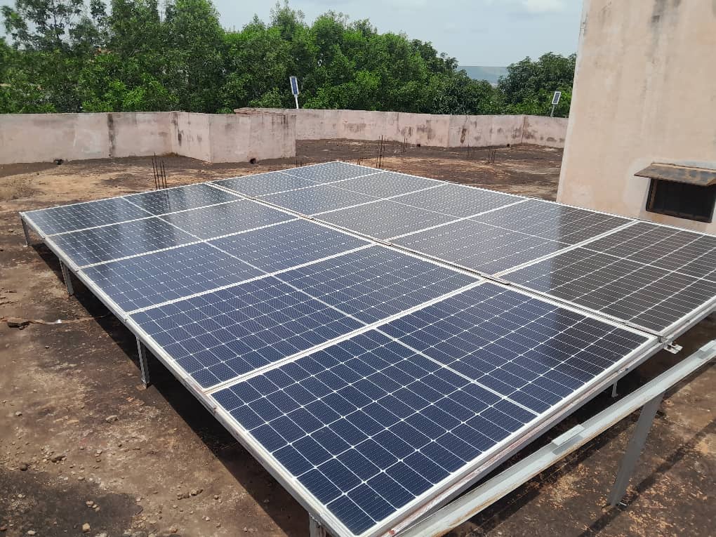 Technicien EMTI Solar sur un chantier