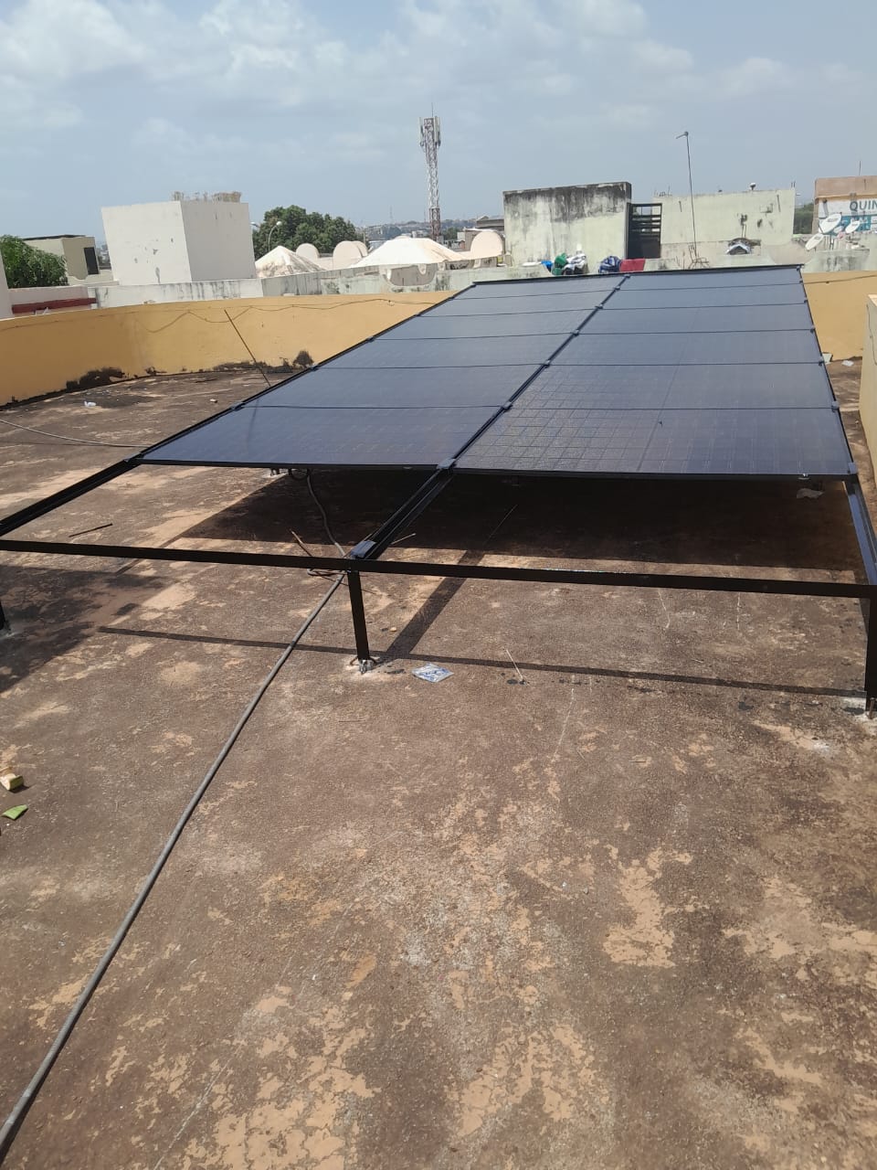 Toiture résidentielle équipée de panneaux solaires